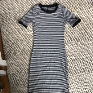 Randig klänning  - En svart vit randig klänning från hm! Passform är tajt🫶🏼 fint skick säljer pga att den inte kommer till användning🤍 Hör av er vid intresse🫶🏼