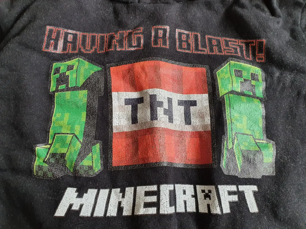 Fin luvtröja med minecraft tryck Trycket börjar bli lite urtvättat annars väldigt bra skick. Hoodies.