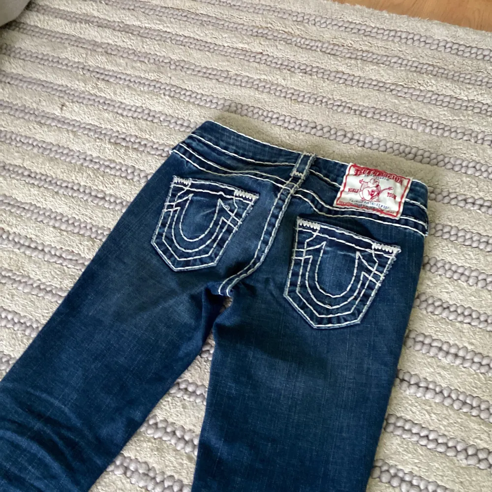 Intresse koll på mina super fina true region jeans 🎸❤️säljer pga jag inte använder längre😢 hör av er på hur mycket ni kan betala för dem  Kan byta mot Zadig väska. Jeans & Byxor.