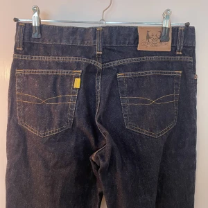 lågmidjade bootcut jeans! - Jättefina mörkblå crockerjeans som tyvärr är för stora för mig! nästan aldrig använda. midja: 86cm innebenslängd: 81cm 🌼