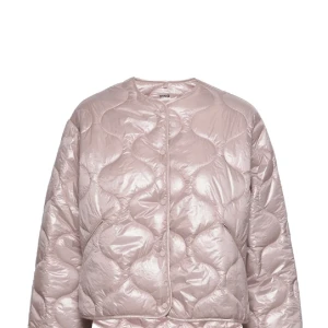 Mango jackan - Säljer denna vid bra bud, helt slutsåld, strl XL men sitter väldigt tajt men såklart lite oversized, använd 8 ggr så inga tecken på slitage 💋💋 Kan skicka egna bilder vid intresse!!💓💞