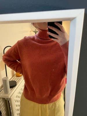 Stickad tröja - Tidigare köpt på Sellpy från märket Uniqlo. Väldigt fint skick. Säljer för 150kr i storlek XS, passar även S 🧡💛🧡💛
