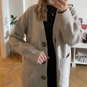 Stickad kofta - Knappt använd 