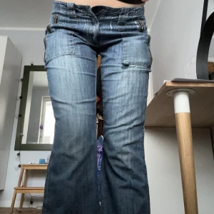 byxor - skit coola byxor med kedjor på fickorna, vita detaljer och snören! säljer för att dom är för korta för mig. 