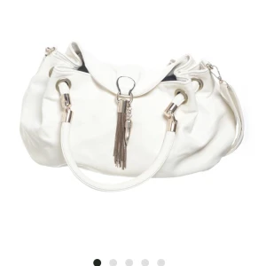 Väska - Handväska från sellpy som jag säljer då jag under tiden som jag väntade på beställningen hittade en annan som liknade mer vad jag sökte och därför inte använder denna. Bra skick och väldigt rymlig. 80kr + frakt