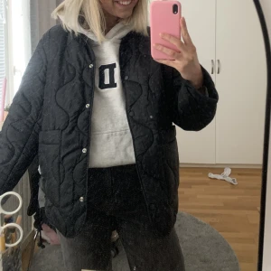 Weekday jacka  - Säljer denna jacka från weekday HELT ny, hann inte returnera och har en liknande redan hemma! Ordinarie pris är 749, tänker sälja för 400! 