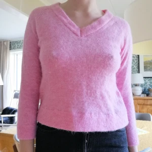 Selected femme ulltröja - Strl. Xs. Ljusrosa, finstickad, ullblandning (39% ull). Varm och tunn. Knappt använd, nypris 499