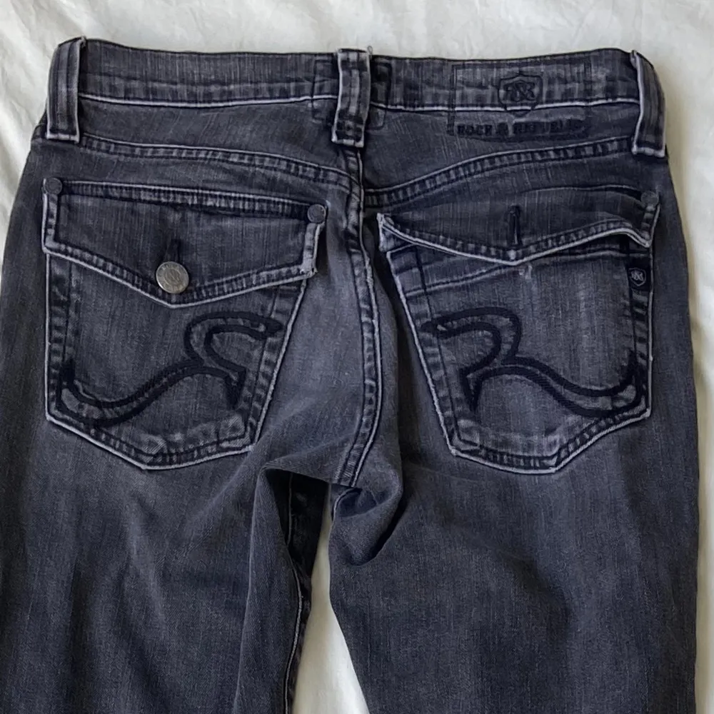 True religion liknande jeans i lågmidjad bootcut/straight modell! Saknar  knapp på ena fickan men är utöver det i bra skick😁 Skriv för fler bilder eller mått!💓. Jeans & Byxor.