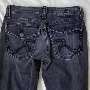 True religion liknande jeans i lågmidjad bootcut/straight modell! Saknar  knapp på ena fickan men är utöver det i bra skick😁 Skriv för fler bilder eller mått!💓