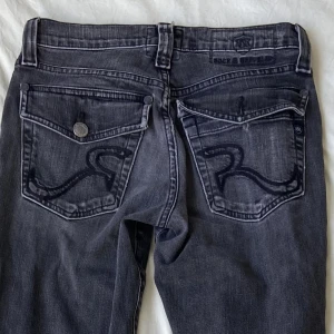 True religion liknande jeans  - True religion liknande jeans i lågmidjad bootcut/straight modell! Saknar  knapp på ena fickan men är utöver det i bra skick😁 Skriv för fler bilder eller mått!💓