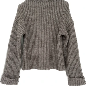 Stickad tröja - Beige/grå/taupe stickad polotröja från NA-KD! Strl XXS. Använd men fortfarande i fint skick. Perfekt under en skinnjacka nu till våren, eller knuten runt axlarna över en klänning i sommar! Säljer även både skinnjacka & klänning, kolla in min profil! 