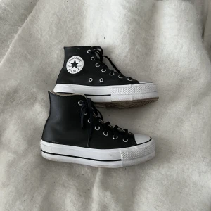 Converse platform - Säljer nu mina ur snygga höga Converse! De är i läder och har en extra hög sula. Stl 37