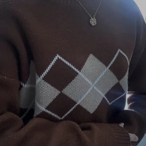 Stickad tröja🤍 - En gullig stickad tröja som är nästan helt oanvänd. Säljer för att den inte är min stil längre. Köpare betalar för frakt och slarv i posten🤍