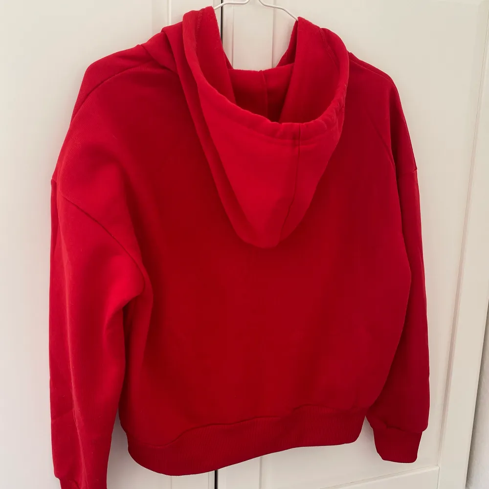 Röd zip hoodie i strl Xs🥰 nyskick, nästan aldrig använd! . Hoodies.