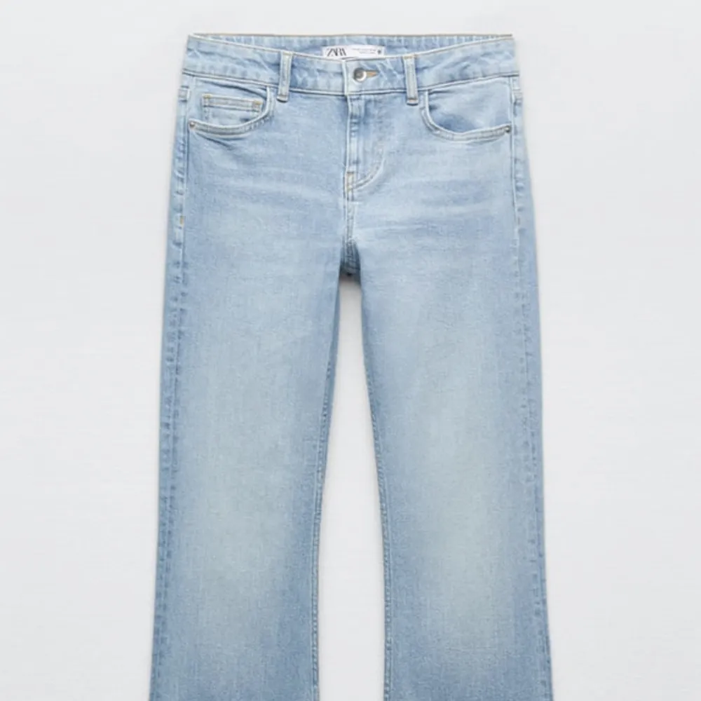 Säljer mina ljusblåa bootcut jeans från zara som är lågmidjade, säljer pågrund av att jag inte använder de längre . Jeans & Byxor.