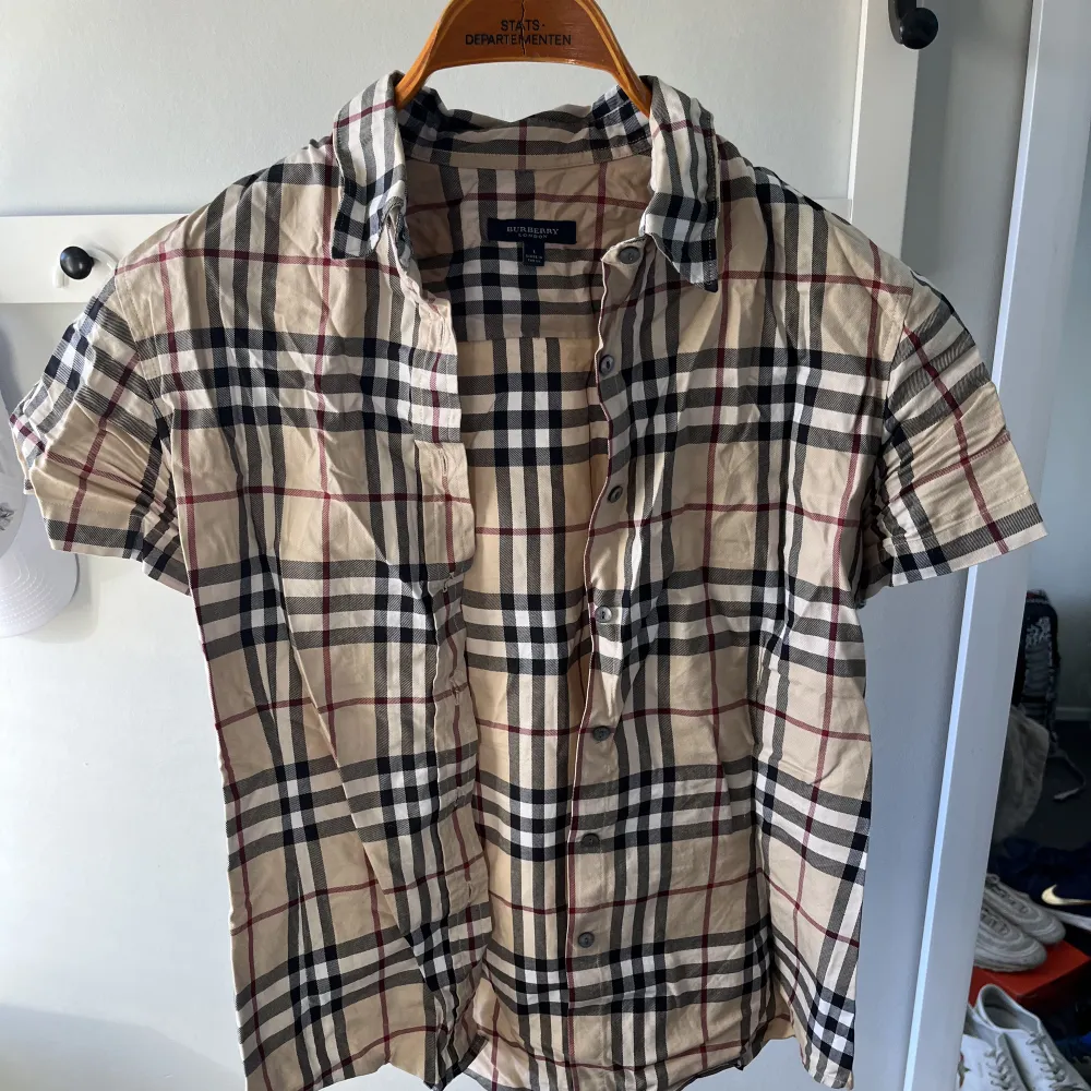 Vintage Kortärmad Burberry kragtröja med knappar  Storlek S (small)  XL (kids). Skjortor.