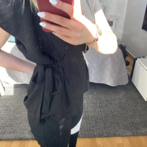 Topp/blus - Snygg v ringad topp/blus med snören på sidan man kan knyta åt! Storlek M, 200kr och köparen står för frakt 🌸🌸