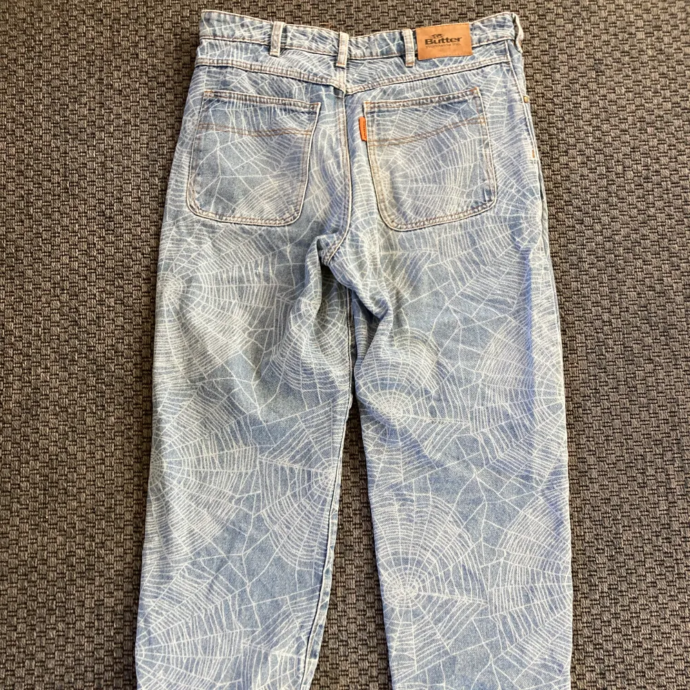 As feta butter goods jeans med spindelnät mönster. Säljer för att dom är för små för mig just. Nypris ligger runt 1,4k. . Jeans & Byxor.
