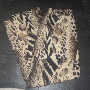 KJOL  - Använd 2 gånger.  Köpt ifrån boohoo för 250kr.  Finns ej att köpa just denna kjol på hemsidan mer.  Inga defekter alls!  Den är ganska lång iallafall under knävecken. JAG är 168,7. 💞