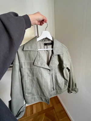 Zara jacka - Ny skick! Köparen står för frakten!