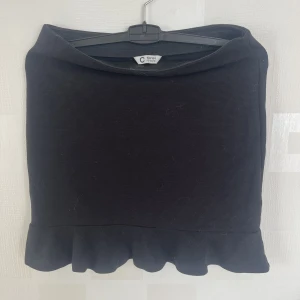 Kjol - Hej säljer nu min svarta kjol från Cubus storlek 158-164