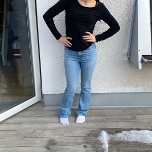 Bootcut jeans - High waist bootcut blåa jeans. De är köpta på H&M