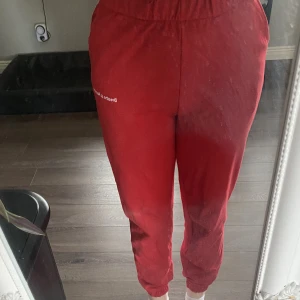 mjukis röda  - säljer dessa röda mjukis från cubus dom är i storlek xs, aldrig använda säljer för 60kr 