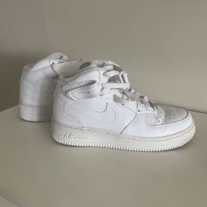 Nike sportswear AIR force - Ett par snygga nikedojjer som är använda en gång. Sköna och ser precis ut som nya!