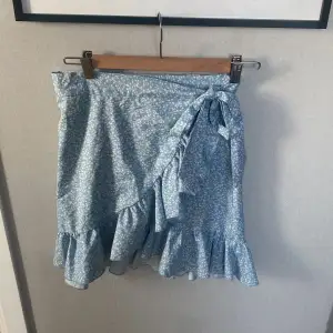 Blåblommig kjol från shein, storlek Xs