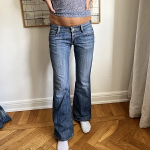 Lågmidjade bootcut!  - Jeans som är snygga lågmidjade bootcut! MIDJEMÅTT:76cm INNERBENSLÄNGDEN:79cm