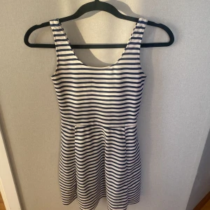 Klänning  - Randig klänning från Hm i storlek 34