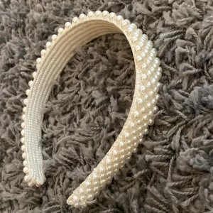 Diadem - Säljer ett vitt pärldeadem! 