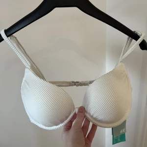 Ny bikinitopp - Bikini topp med super push up från H&M. Oanvänd, lapparna kvar. 