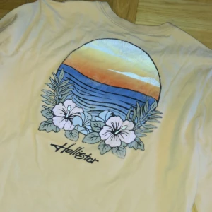 Långärmad hollister tröja - Halv croppad Aldrig använd Mjuk