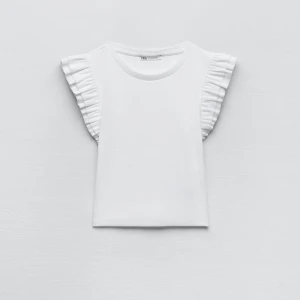 Volangtopp - En köttefin topp från zara i ett ribbat mönster. Nästan aldrig använt så den ser ut som ny.