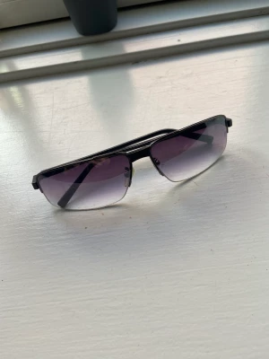 Fendi sunglasses - Chic Fendi sunglasses with case 