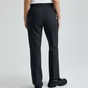 Kostymbyxor Vilma Bikbok - Kostymbyxor ifrån Bikbok i mycket bra skick. Storlek 36 petite Pris kan diskuteras 