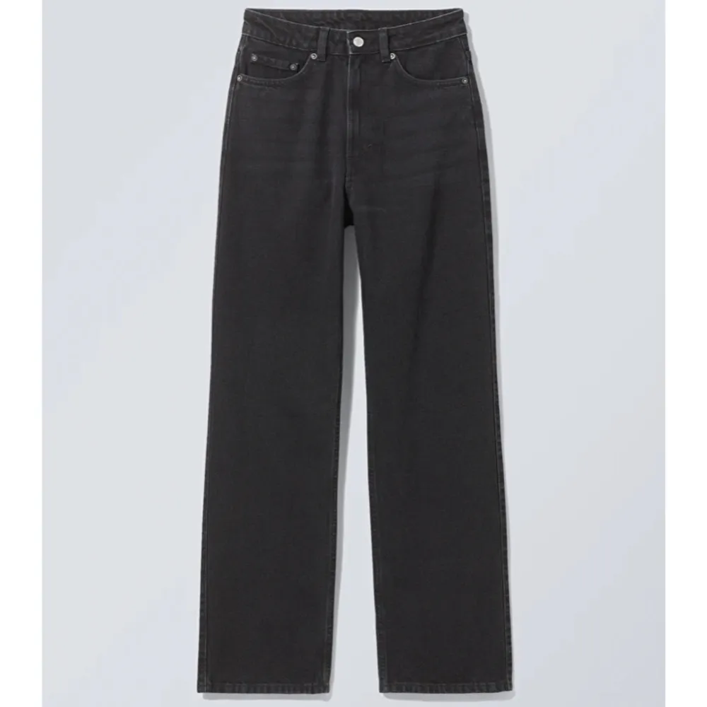 Säljer mina svarta jeans från Weekday i storlek 30/30 (M) och modellen Rowe, då dem tyvärr blivit för små för mig! Köpta för 590 kr, säljer för 75. Kan mötas upp i Stockholms området, annars betalas frakt av köpare! Skriv privat för egna bilder💗. Jeans & Byxor.
