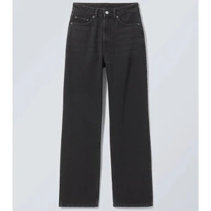 Weekday jeans - Säljer mina svarta jeans från Weekday i storlek 30/30 (M) och modellen Rowe, då dem tyvärr blivit för små för mig! Köpta för 590 kr, säljer för 75. Kan mötas upp i Stockholms området, annars betalas frakt av köpare! Skriv privat för egna bilder💗