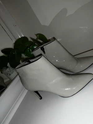 Klack skor  - Fina beige/gråa klack skor. Bekväma 