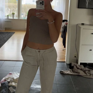 Beige topp  - Supersnygg topp till sommaren! Storlek XS men är otroligt töjbar så passar dig som har xs-m i storlek. Åker inte ner alls! Aldrig använd, lapp kvar. 💕