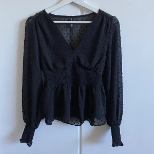 Svart blus  - Så fin blus köpt här på Plick men som tyvärr var förstor, därav endat testad av mig och i fint skick. Storlek XS men kan nog också passa en S. Frakten kan variera mellan 29-54 kr💕