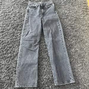 Säljer dessa lite vidare jeans ifrån lager 157 i lite urtvättad grå färg, säljer för dom har blivit små. Frakt tillkommer 💕