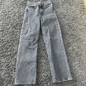 Jeans - Säljer dessa lite vidare jeans ifrån lager 157 i lite urtvättad grå färg, säljer för dom har blivit små. Frakt tillkommer 💕