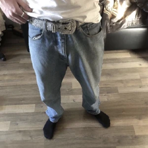 Rhinestone bälte - Tjena, säljer nu detta snygga rhinestone bälte i mycket bra skick. Bältet har kvar alla rhinestones och ser ut att vara i nyskick.  Hör gärna av dig vid intresse!!😊