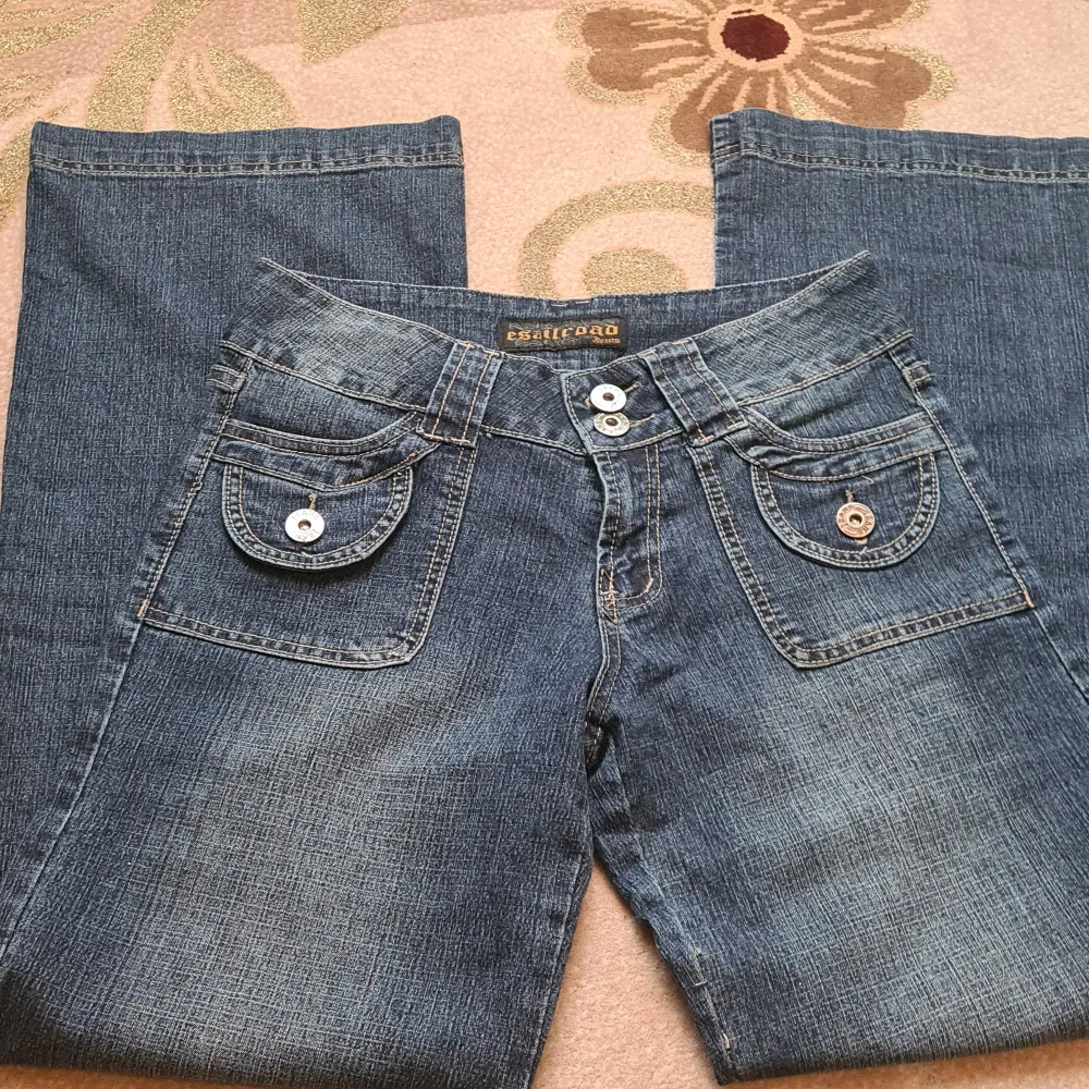 Jättefina jeans som säljes pga dom inte kommit till användning🥰Inga defekter, dom är aldrig användna förutom när jag har testat de❤️Midjemått: 81 cm, Innerbenslängd:76 cm.Tyget är ganska stretchigt❤️Hör av er i fall ni är intresserade eller fler bilder. Jeans & Byxor.