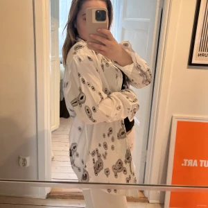 Vit skjorta - Vit och svartmösntrad skjorta. Oversized