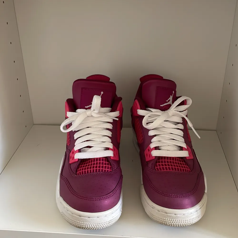 Air jordan 4 storlek 36 kommer med orginallåda (valentines edition) . Skor.