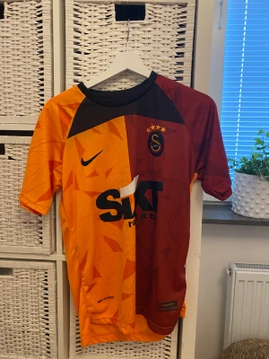 Galatasaray SK - Fick den för ca 1 år sen men har inte använts för det är för liten. Så skicket är i topp. 