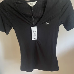 Fin tröja  - Helt ny tröja från Lee. Aldrig kommit till användning. 